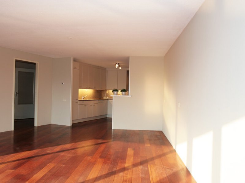 glasvliesbehang met latex spuitwerk afwerken in woonkamer en keuken in appartement Utrecht