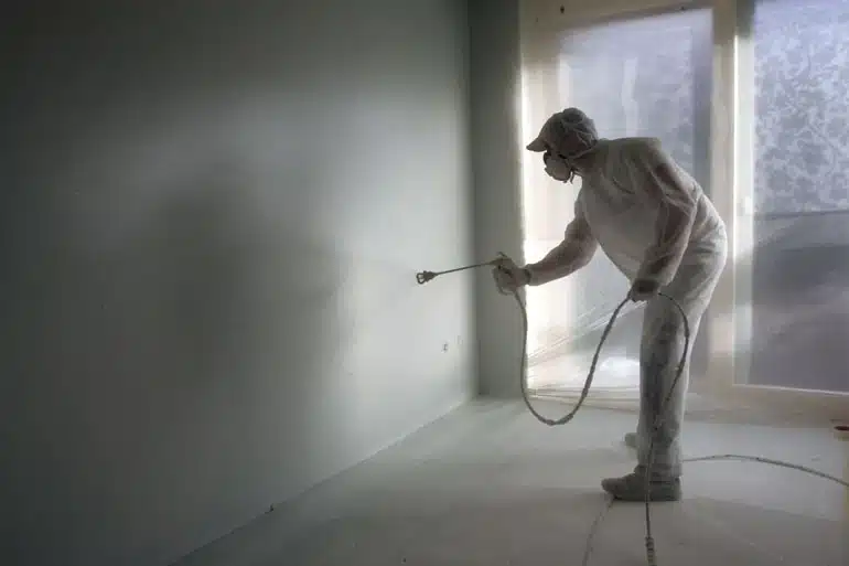 Latex spuitwerk over behang spuiten