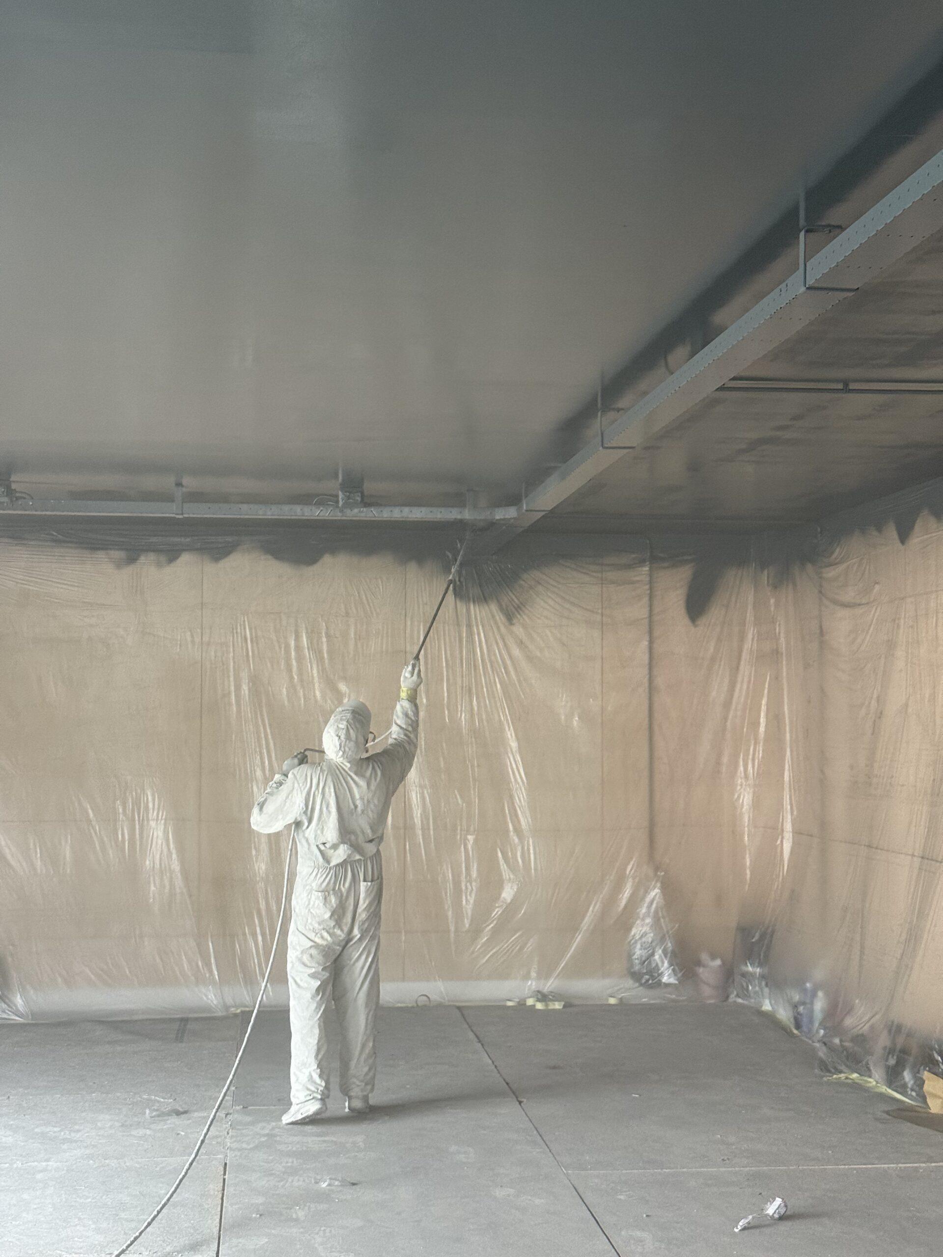 latex spuiten plafond bedrijfspand