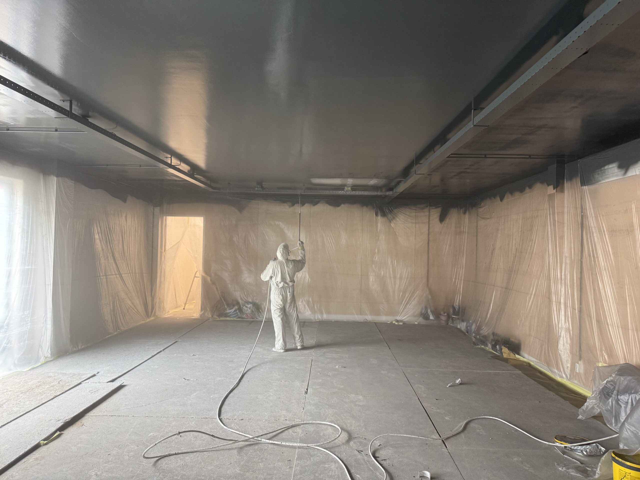 latex spuiten plafond bedrijfspand